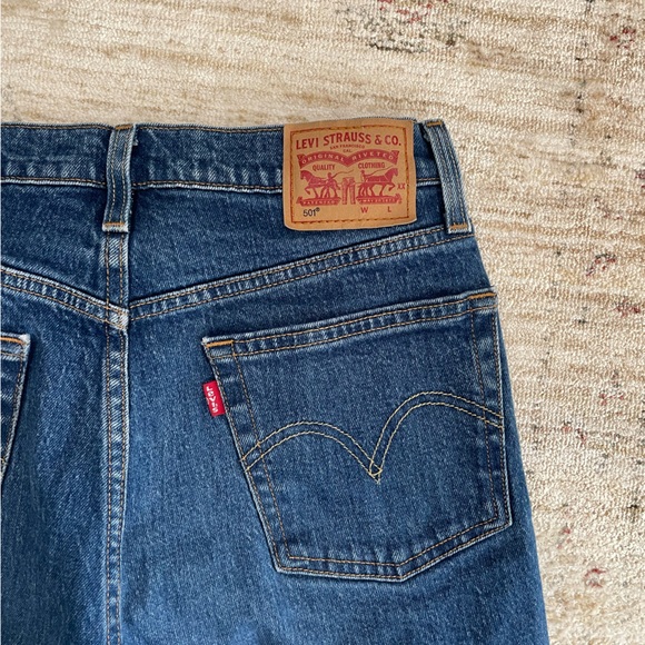 Levi’s 501 Original Fit Jeans in Medium Wash - Size 27 x 30 - Picture 3 of 8
